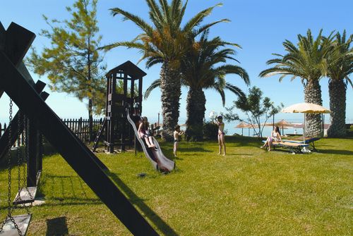 Crown Plaza green area